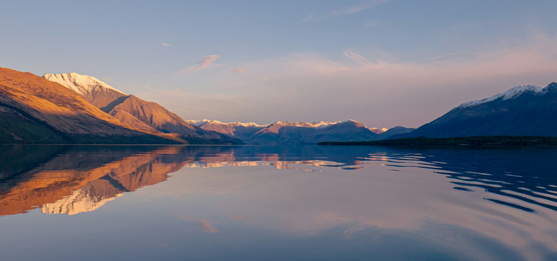 Lac calme au lever du jour : apaiser et renouer le dialogue