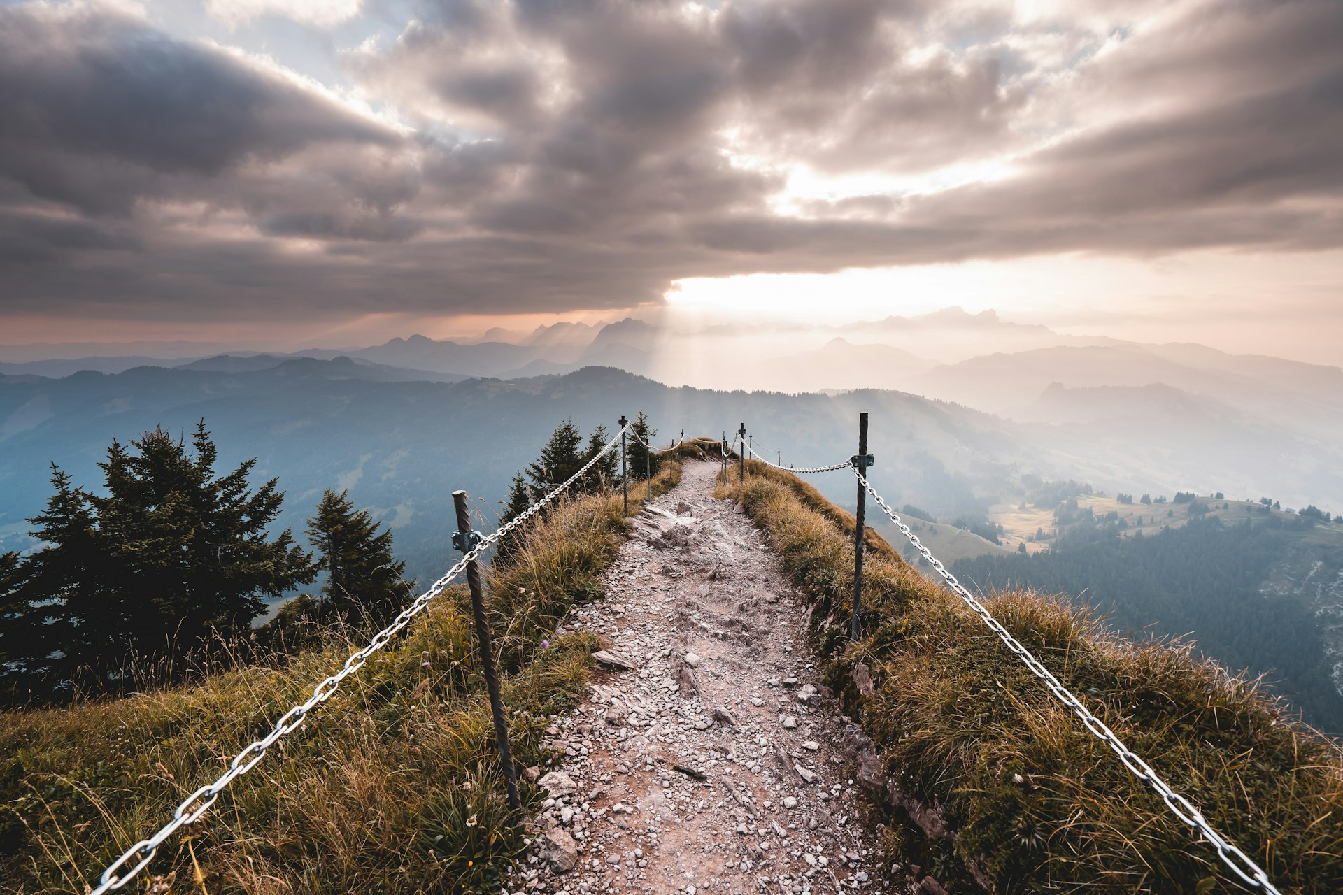 Chemin de crête menant vers un sommet