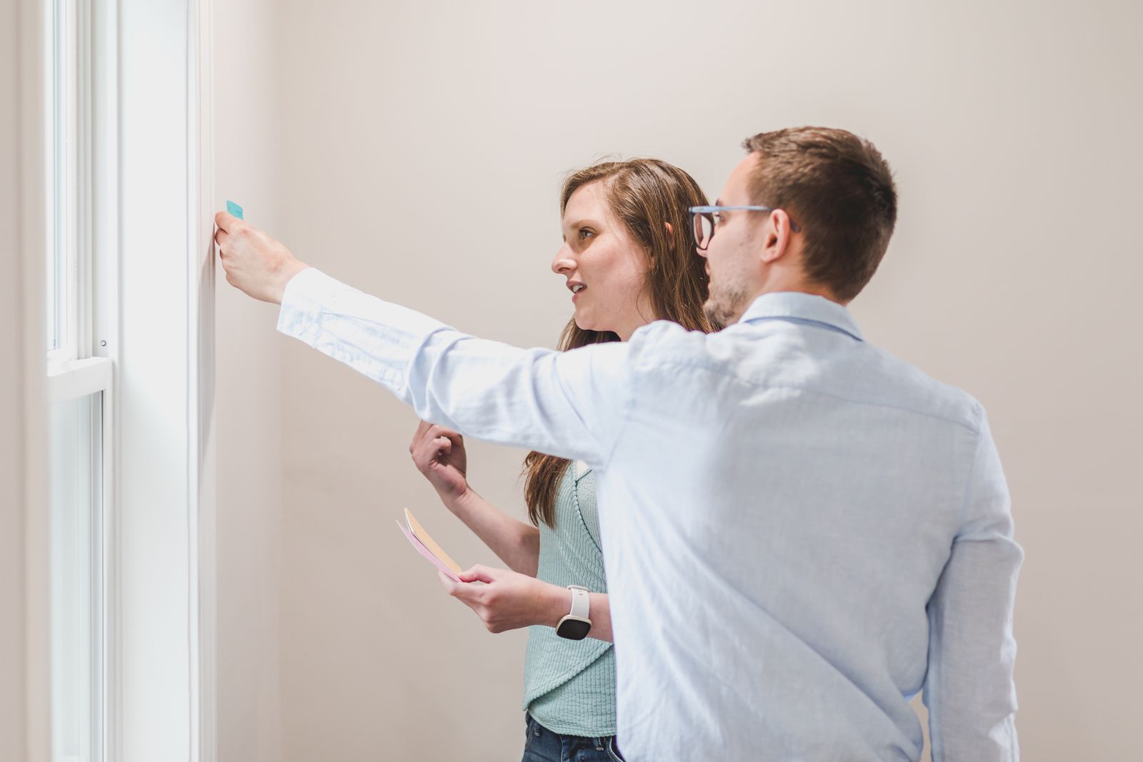 Un homme et une femme construisent ensemble un plan d’action avec des notes