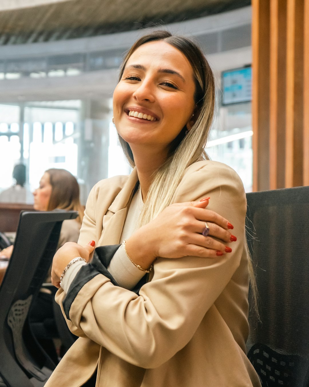 Une femme souriante à son poste de travail : une insertion professionnelle durable