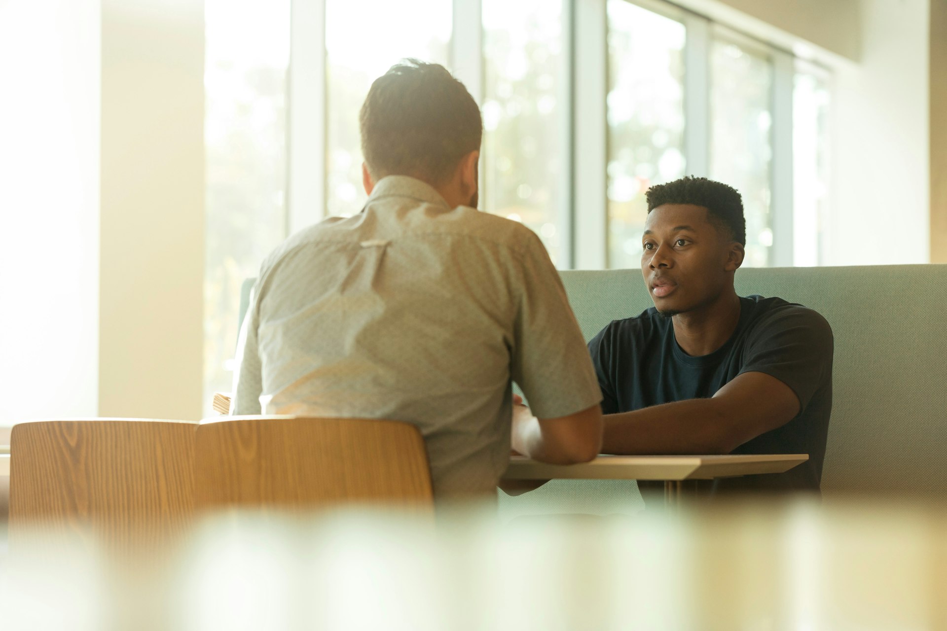 Deux personnes renouant le dialogue