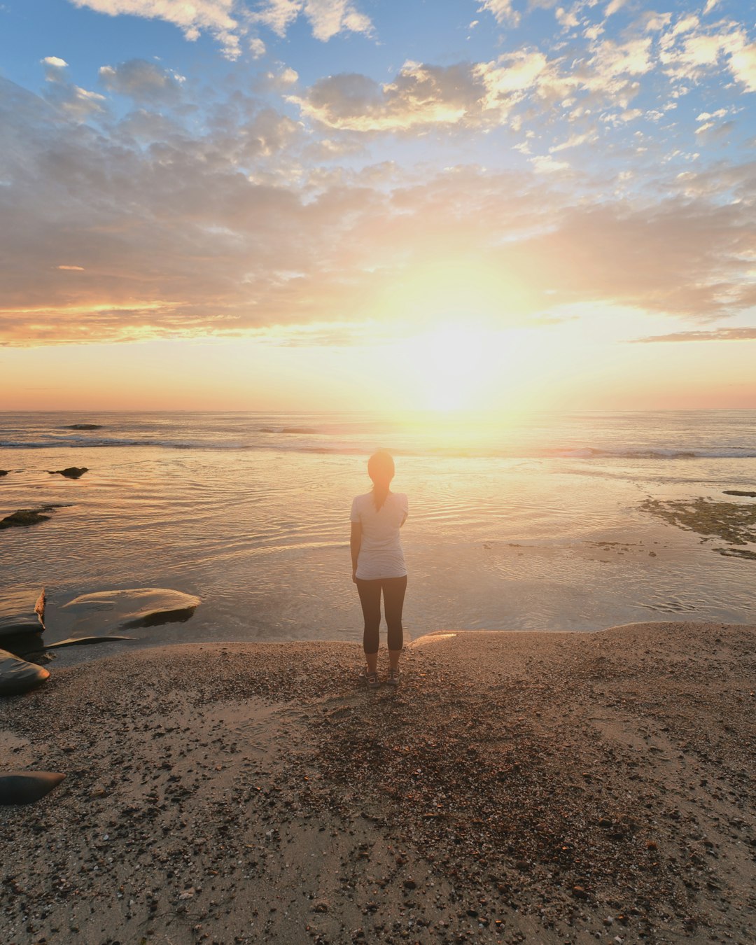 Une personne face à la mer au lever du soleil : la lumière d’un nouveau départ professionnel