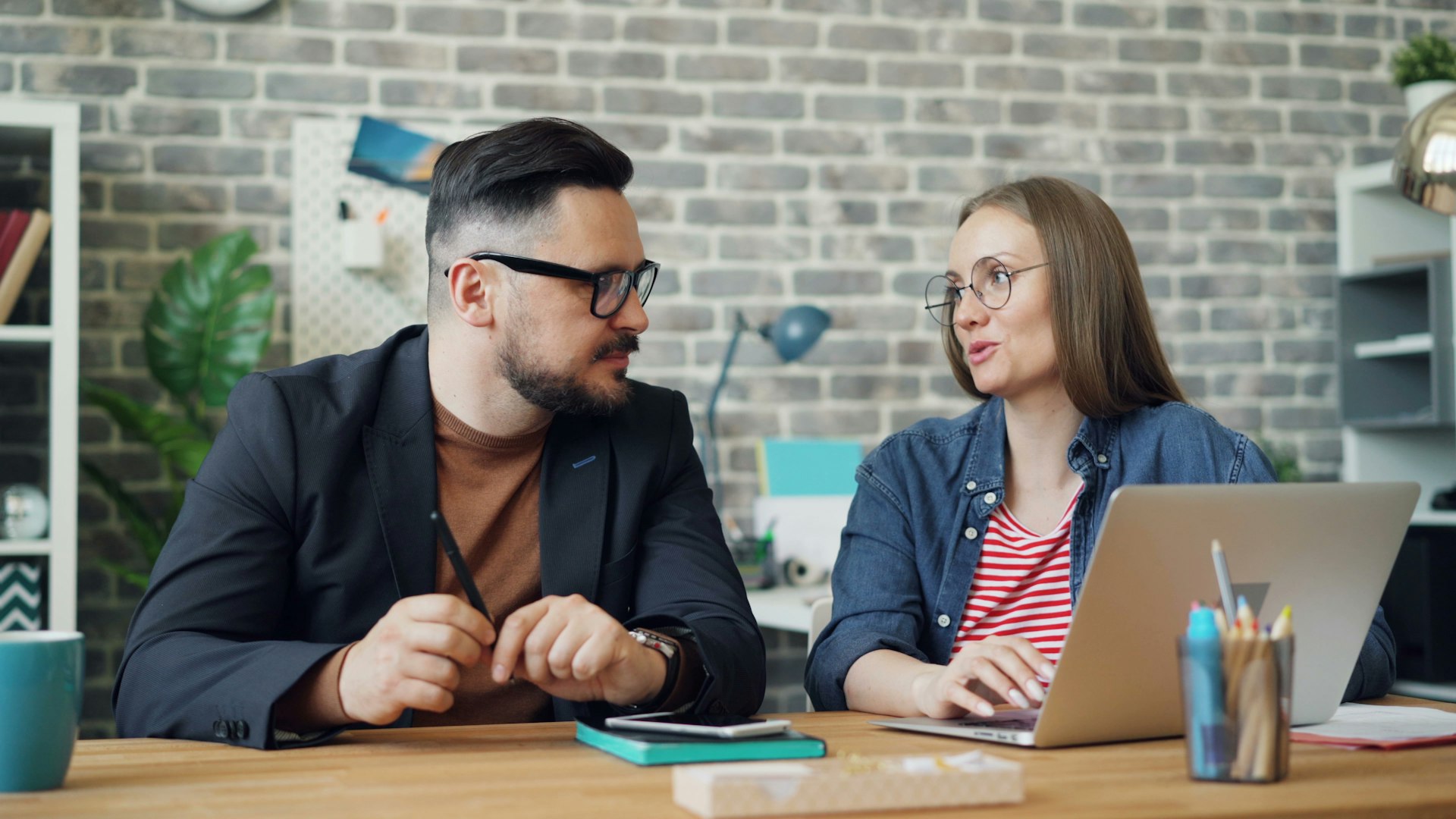 Équipe d’EnlightN HUB en réunion de travail collaborative pour l’insertion durable et la remobilisation professionnelle