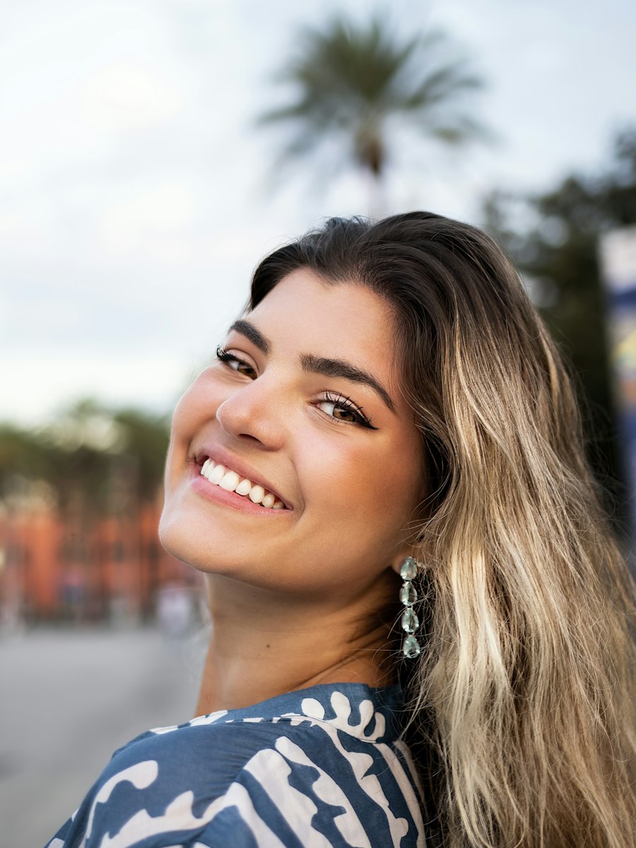 Femme souriante, regard confiant