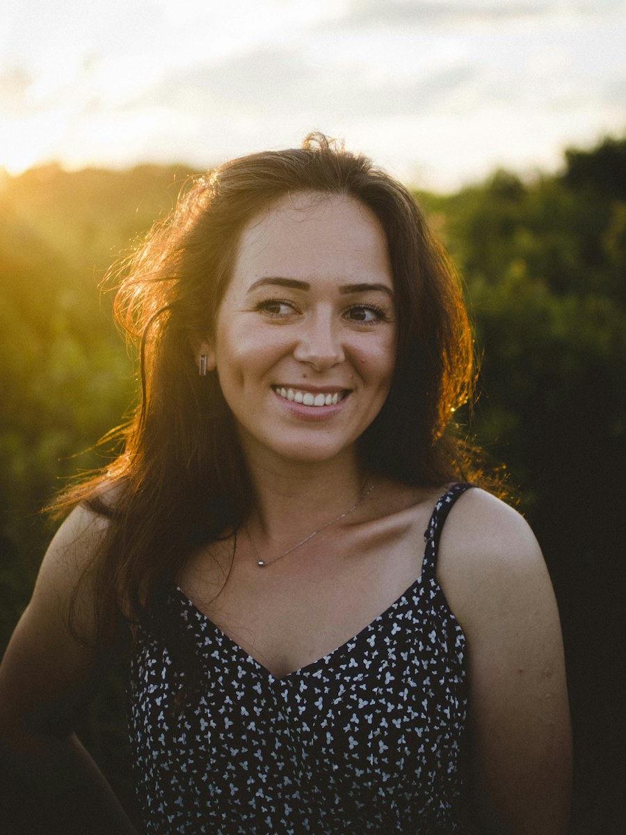 Femme souriante dans la lumière du soir, sereine et confiante