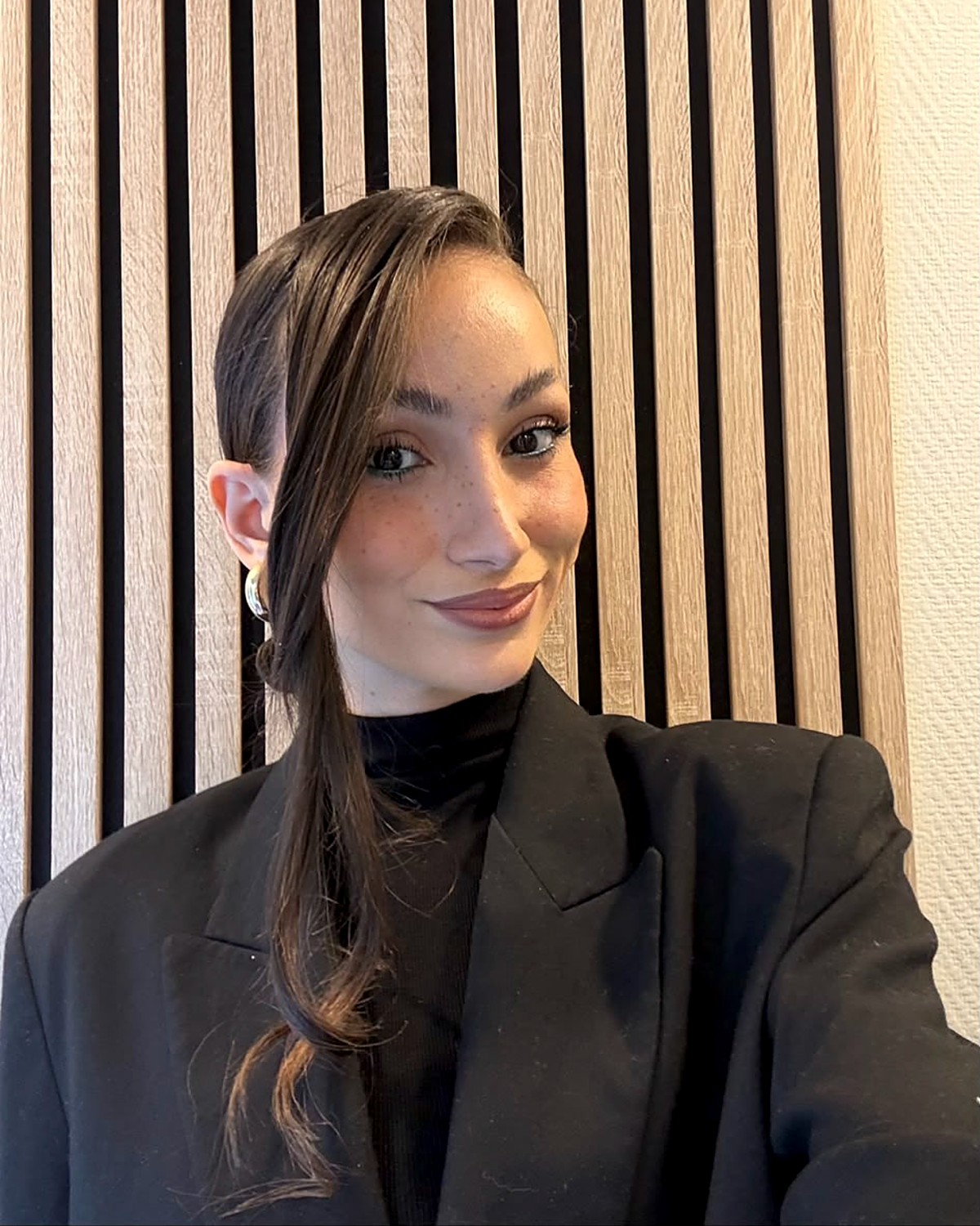 Jeune femme souriante en tenue professionnelle