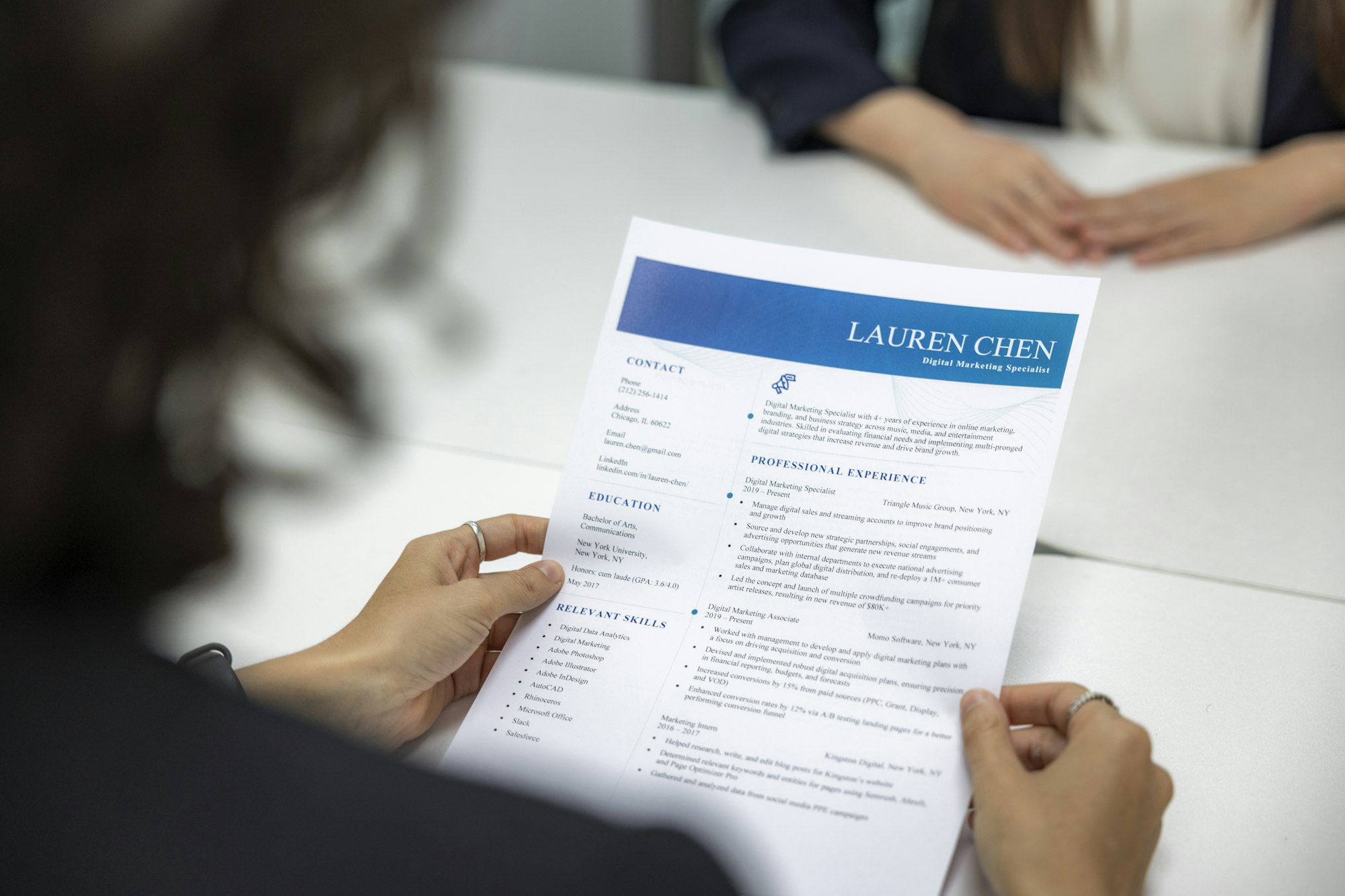 Personne relisant un CV