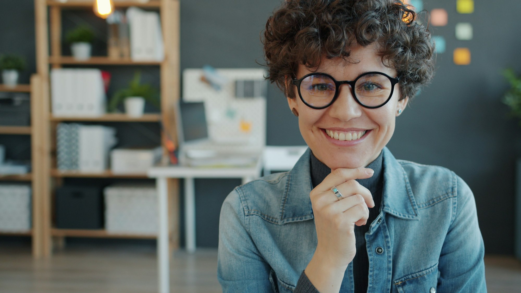 Femme souriante et sereine à son bureau
